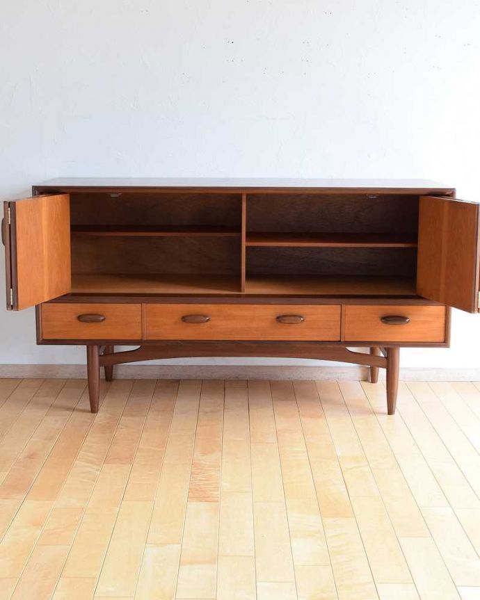 G-PLAN(Gプラン) アンティーク家具 めずらしい折れ戸タイプのヴィンテージ家具、G-planのかっこいいサイドボード。扉の奥はたっぷり収納扉を開けると、中にはたっぷりの収納。(x-1192-f)