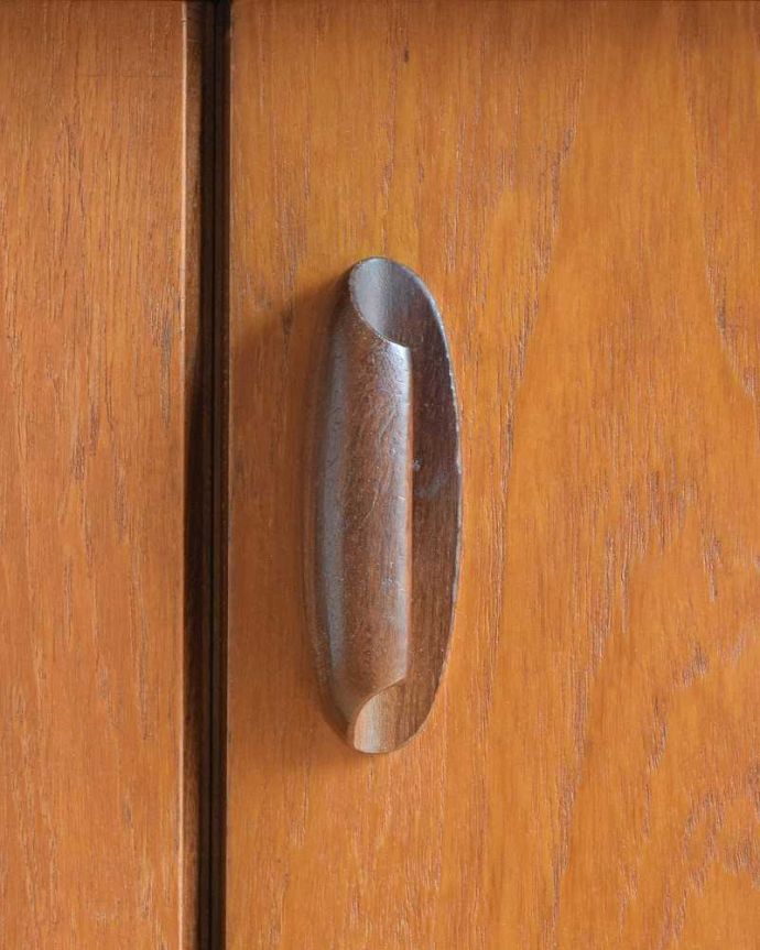 G-PLAN(Gプラン) アンティーク家具 めずらしい折れ戸タイプのヴィンテージ家具、G-planのかっこいいサイドボード。扉の木目があたたかさを演出クールなデザインなのに、なんだかほっとするあたたかさ。(x-1192-f)