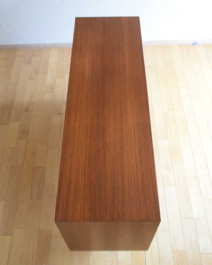 G-PLAN(Gプラン) アンティーク家具 めずらしい折れ戸タイプのヴィンテージ家具、G-planのかっこいいサイドボード。天板の塗装もキレイに仕上げましたヴィンテージの家具は修復方法が様々。(x-1192-f)