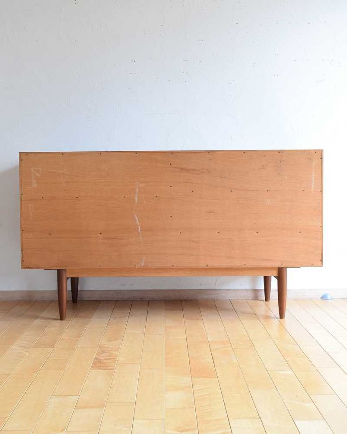 G-PLAN(Gプラン) アンティーク家具 めずらしい折れ戸タイプのヴィンテージ家具、G-planのかっこいいサイドボード。もちろん後ろ姿もキレイですビンテージは新品ではないので、もちろん経年変化によるキズはあります。(x-1192-f)