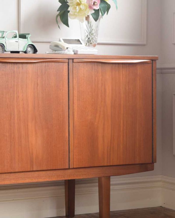 アンティークのキャビネット　アンティーク家具　チーク材のシンプルなビンテージ家具、ゆったりサイズのサイドボード。ヴィンテージ家具らしいあたたかさ。(x-1193-f)