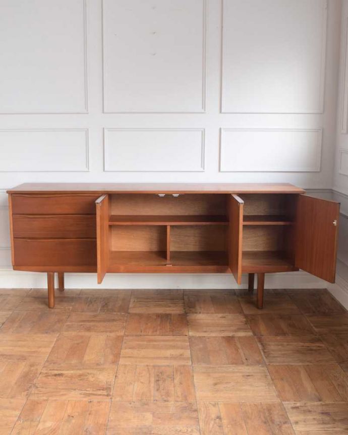 アンティークのキャビネット　アンティーク家具　チーク材のシンプルなビンテージ家具、ゆったりサイズのサイドボード。扉の奥はたっぷり収納扉を開けると、中にはたっぷりの収納。(x-1193-f)