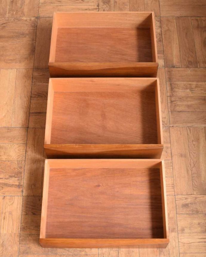 アンティークのキャビネット　アンティーク家具　チーク材のシンプルなビンテージ家具、ゆったりサイズのサイドボード。キレイにお直ししました引き出しの中も修復の際、専門の職人がキレイにしました。(x-1193-f)