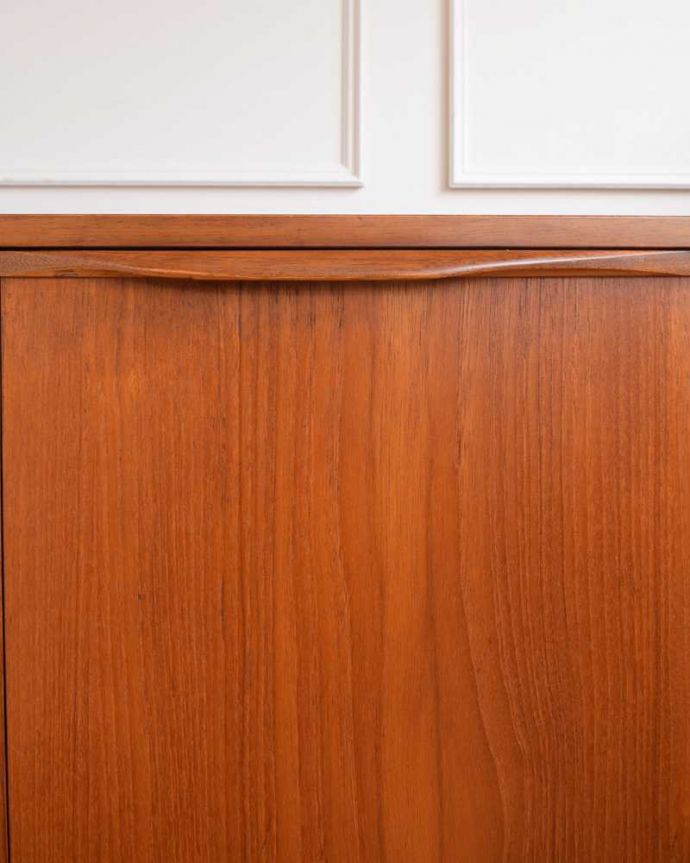 アンティークのキャビネット　アンティーク家具　チーク材のシンプルなビンテージ家具、ゆったりサイズのサイドボード。扉の木目があたたかさを演出クールなデザインなのに、なんだかほっとするあたたかさ。(x-1193-f)