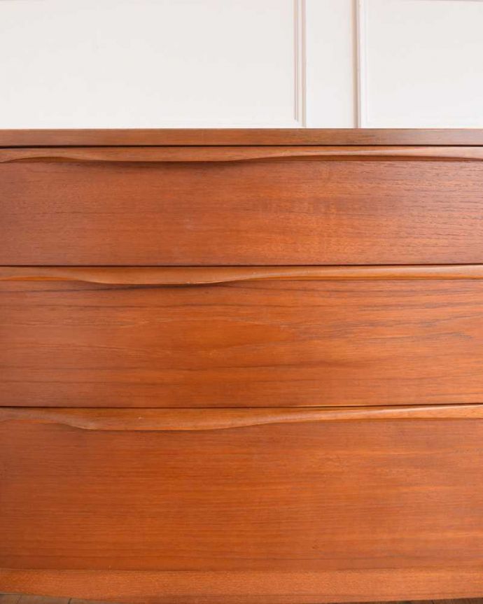 アンティークのキャビネット　アンティーク家具　チーク材のシンプルなビンテージ家具、ゆったりサイズのサイドボード。デザインの一部になっている取っ手取っ手のデザインもシンプルかつ機能的に。(x-1193-f)