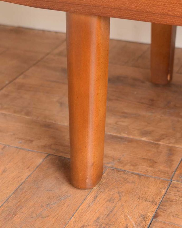 アンティークのキャビネット　アンティーク家具　チーク材のシンプルなビンテージ家具、ゆったりサイズのサイドボード。スッキリとした脚の裏には…Handleの家具の脚裏にはフェルトキーパーをお付けしています。(x-1193-f)