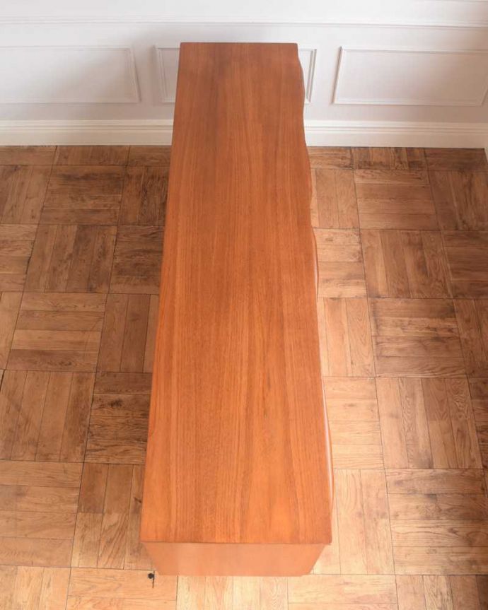 アンティークのキャビネット　アンティーク家具　チーク材のシンプルなビンテージ家具、ゆったりサイズのサイドボード。天板の塗装もキレイに仕上げましたヴィンテージの家具は修復方法が様々。(x-1193-f)