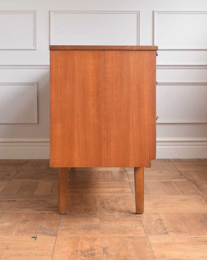 アンティークのキャビネット　アンティーク家具　チーク材のシンプルなビンテージ家具、ゆったりサイズのサイドボード。横から見てもスッキリどこから見てもスッキリとしてステキなヴィンテージ。(x-1193-f)