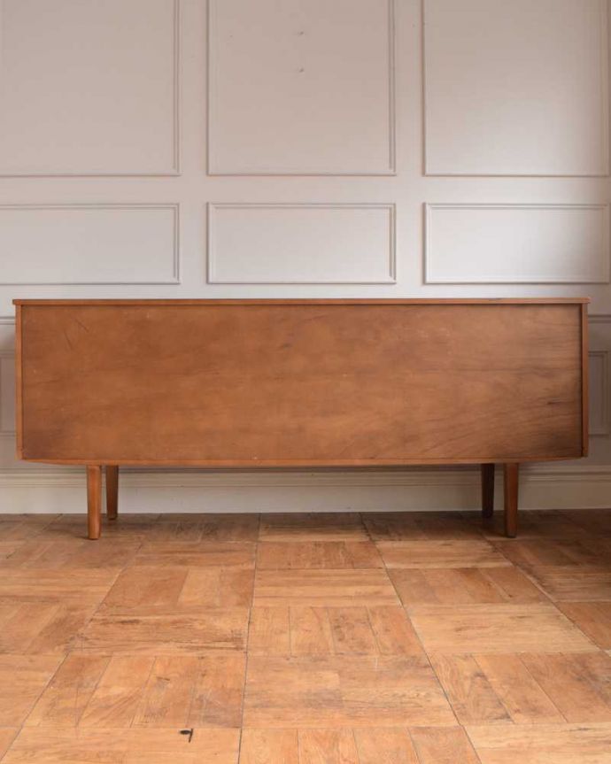 アンティークのキャビネット　アンティーク家具　チーク材のシンプルなビンテージ家具、ゆったりサイズのサイドボード。もちろん後ろ姿もキレイですビンテージは新品ではないので、もちろん経年変化によるキズはあります。(x-1193-f)