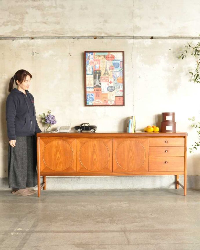 サイドボード　アンティーク家具　北欧デザインのヴィンテージ家具、Nathan（ネイサン）社のオシャレなサイドボード。人気のヒミツは北欧スタイルのデザインやっぱりスッキリとカッコイイ北欧デザインが人気のサイドボード。(x-1194-f)