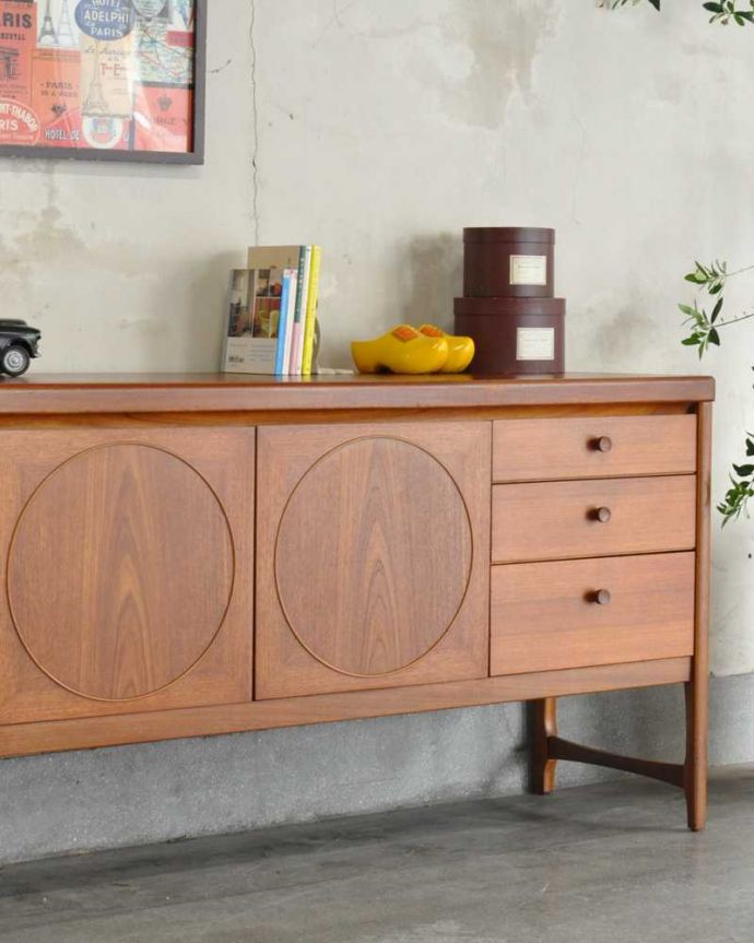 サイドボード　アンティーク家具　北欧デザインのヴィンテージ家具、Nathan（ネイサン）社のオシャレなサイドボード。ヴィンテージ家具らしいあたたかさ。(x-1194-f)