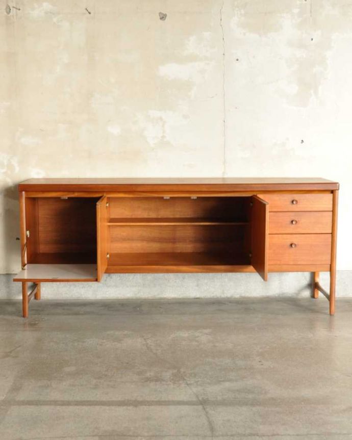 サイドボード　アンティーク家具　北欧デザインのヴィンテージ家具、Nathan（ネイサン）社のオシャレなサイドボード。扉の奥はたっぷり収納扉を開けると、中にはたっぷりの収納。(x-1194-f)