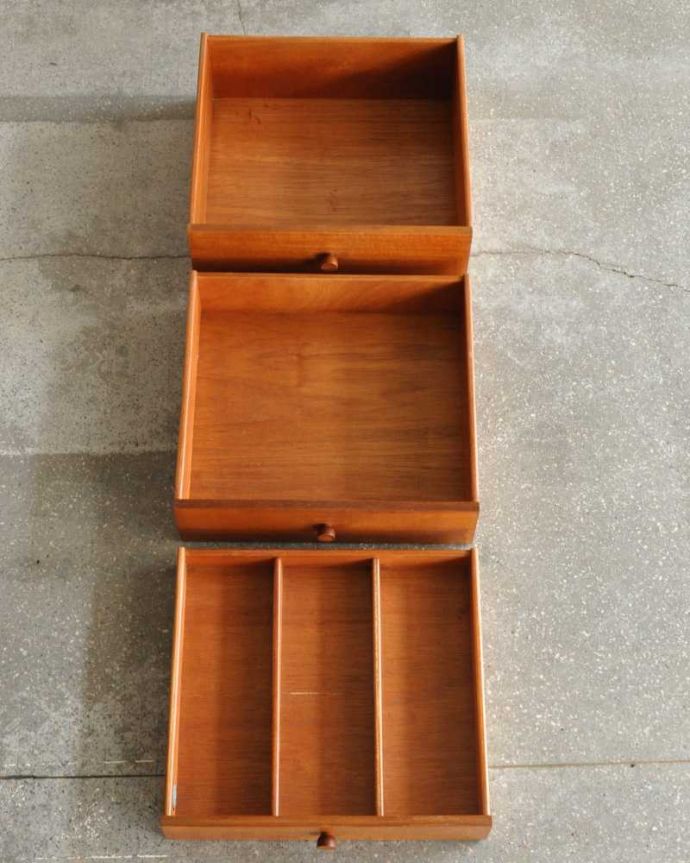 サイドボード　アンティーク家具　北欧デザインのヴィンテージ家具、Nathan（ネイサン）社のオシャレなサイドボード。キレイにお直ししました引き出しの中も修復の際、専門の職人がキレイにしました。(x-1194-f)