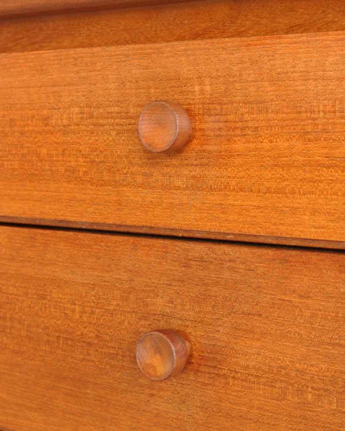 サイドボード　アンティーク家具　北欧デザインのヴィンテージ家具、Nathan（ネイサン）社のオシャレなサイドボード。デザインの一部になっている取っ手取っ手のデザインもシンプルかつ機能的に。(x-1194-f)