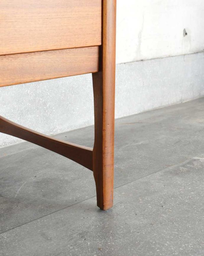 サイドボード　アンティーク家具　北欧デザインのヴィンテージ家具、Nathan（ネイサン）社のオシャレなサイドボード。スッキリとした脚の裏には…Handleの家具の脚裏にはフェルトキーパーをお付けしています。(x-1194-f)