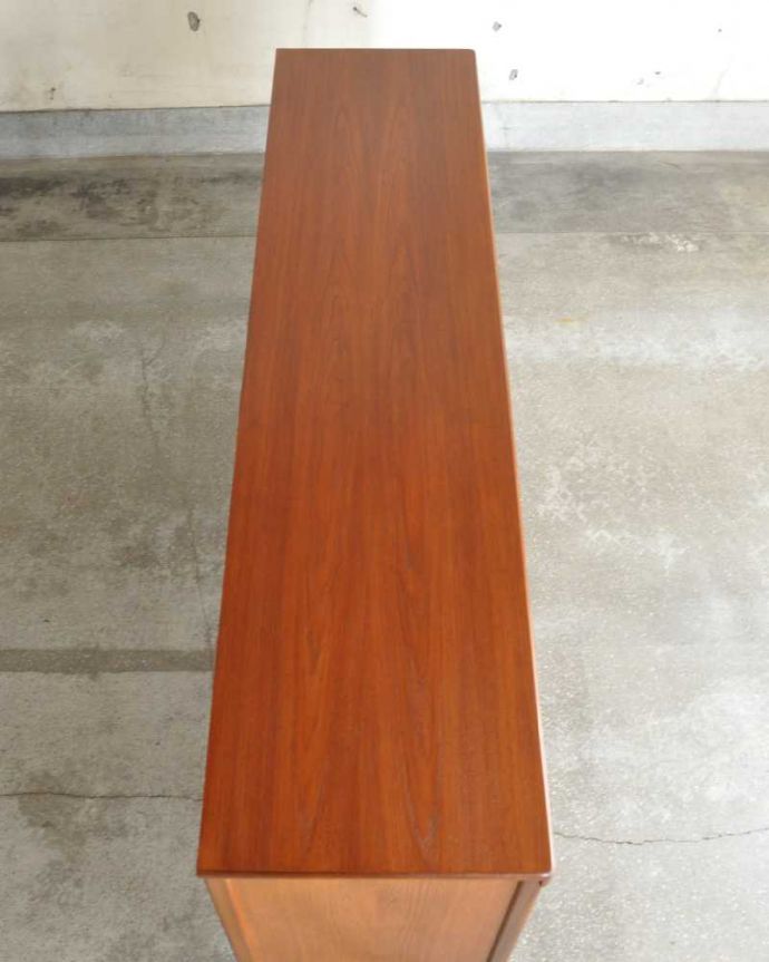 サイドボード　アンティーク家具　北欧デザインのヴィンテージ家具、Nathan（ネイサン）社のオシャレなサイドボード。天板の塗装もキレイに仕上げましたヴィンテージの家具は修復方法が様々。(x-1194-f)