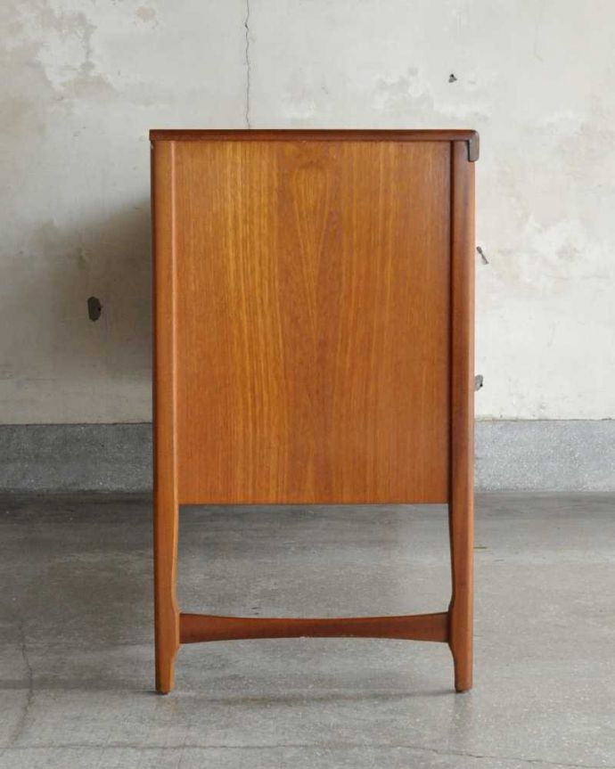 サイドボード　アンティーク家具　北欧デザインのヴィンテージ家具、Nathan（ネイサン）社のオシャレなサイドボード。横から見てもスッキリどこから見てもスッキリとしてステキなヴィンテージ。(x-1194-f)