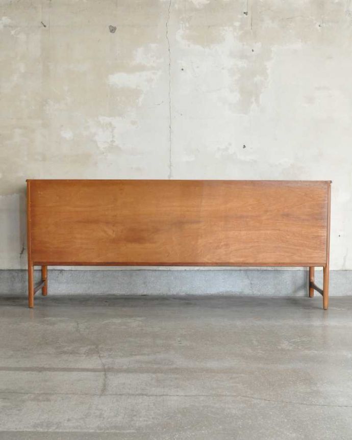 サイドボード　アンティーク家具　北欧デザインのヴィンテージ家具、Nathan（ネイサン）社のオシャレなサイドボード。もちろん後ろ姿もキレイですビンテージは新品ではないので、もちろん経年変化によるキズはあります。(x-1194-f)