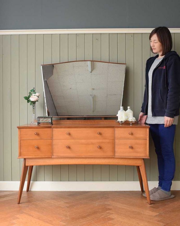 アンティークのドレッサー アンティーク家具 北欧スタイルのヴィンテージ家具、引き出しがたっぷり付いたドレッサー (ドレッシングチェスト)。クールに決まる北欧スタイルのドレッサースッキリとシンプルな北欧スタイルのドレッシングチェストは、どんなお部屋にもカッコよく似合います。(x-1195-f)