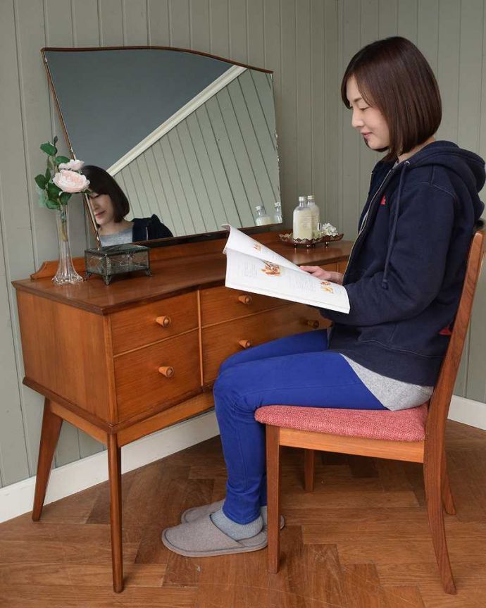 アンティークのドレッサー アンティーク家具 北欧スタイルのヴィンテージ家具、引き出しがたっぷり付いたドレッサー (ドレッシングチェスト)。2WAYで使える便利なドレッサー大きくて広々としている天板は、ドレッサーとして使うだけじゃなくてデスクとしても大活躍。(x-1195-f)