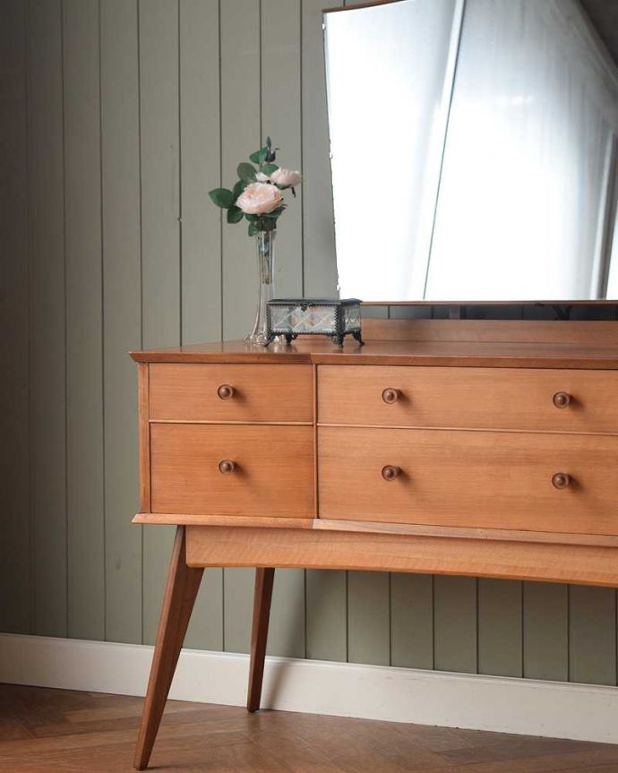 アンティークのドレッサー アンティーク家具 北欧スタイルのヴィンテージ家具、引き出しがたっぷり付いたドレッサー (ドレッシングチェスト)。ヴィンテージ家具らしいカッコよさやっぱり一番の魅力は、この時代に作られた独特の雰囲気。(x-1195-f)