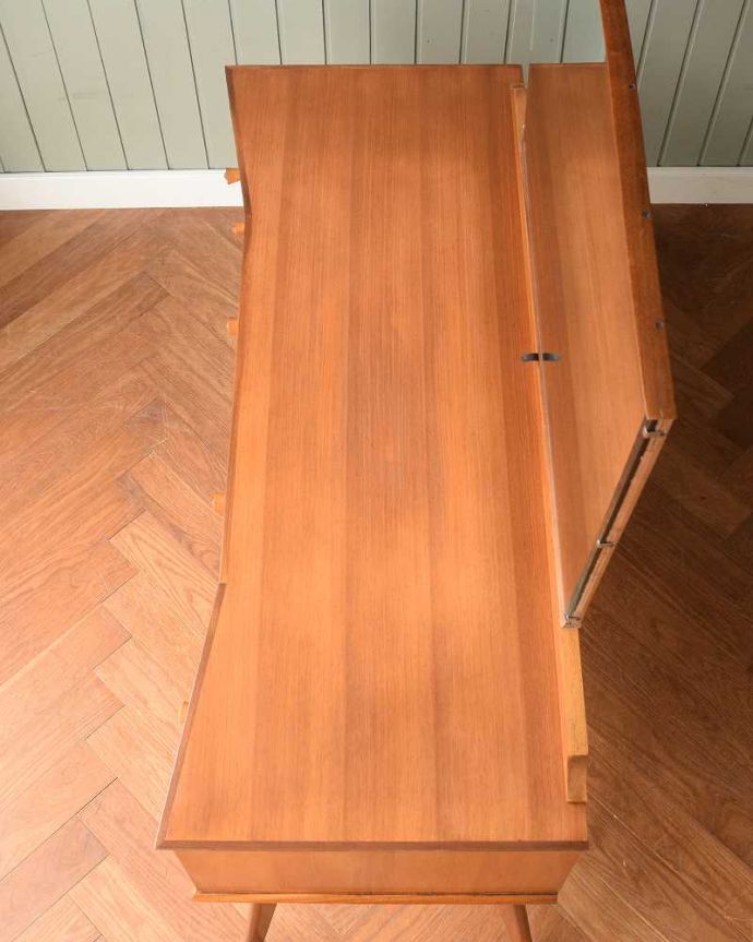 アンティークのドレッサー アンティーク家具 北欧スタイルのヴィンテージ家具、引き出しがたっぷり付いたドレッサー (ドレッシングチェスト)。デスクとしても使える広々天板広々とした天板の上はデスクとしても使えるように塗装もキレイに修復しました。(x-1195-f)