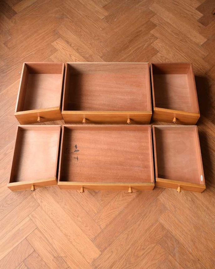 アンティークのドレッサー アンティーク家具 北欧スタイルのヴィンテージ家具、引き出しがたっぷり付いたドレッサー (ドレッシングチェスト)。引き出しの中もキレイに修復しました細々としたものを安心して収納していただけるよう引き出しの中もキレイにお直ししてあります。(x-1195-f)