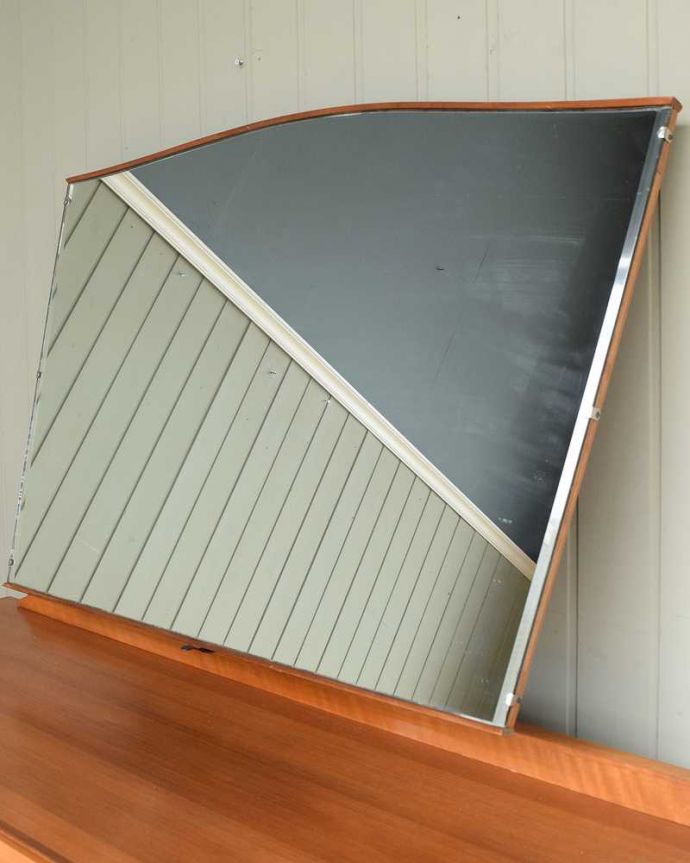 アンティークのドレッサー アンティーク家具 北欧スタイルのヴィンテージ家具、引き出しがたっぷり付いたドレッサー (ドレッシングチェスト)。お部屋を広く見せてくれる大きなミラー大きなミラーは身だしなみを整えるのはもちろん、お部屋を広く見せてくれる効果もあります。(x-1195-f)