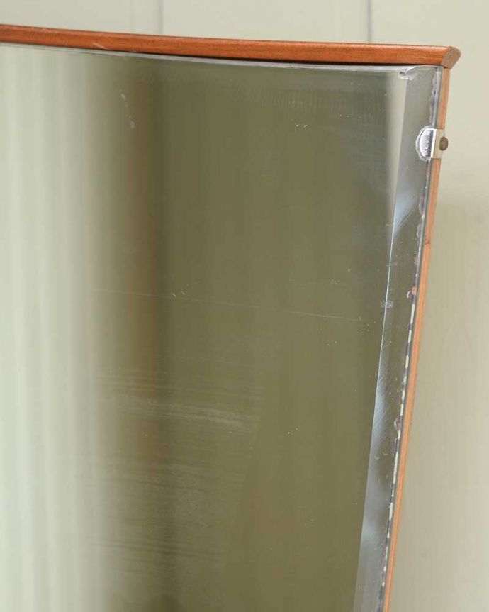 アンティークのドレッサー アンティーク家具 北欧スタイルのヴィンテージ家具、引き出しがたっぷり付いたドレッサー (ドレッシングチェスト)。近くで見ると・・・鏡がキレイな状態のものを選んできました。(x-1195-f)