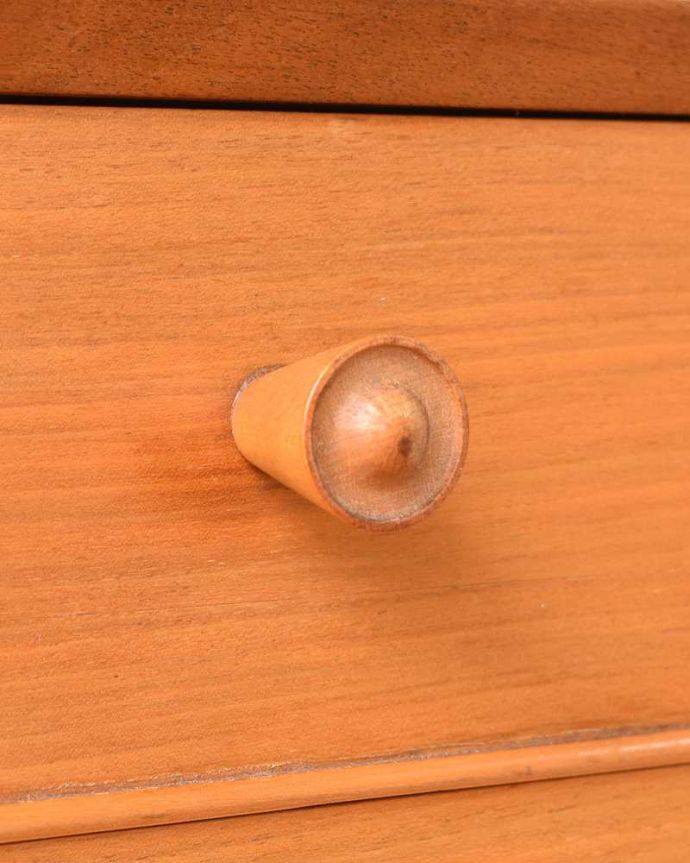 アンティークのドレッサー アンティーク家具 北欧スタイルのヴィンテージ家具、引き出しがたっぷり付いたドレッサー (ドレッシングチェスト)。取っ手もデザインの一部デザインの一部になっているカッコいい取っ手。(x-1195-f)