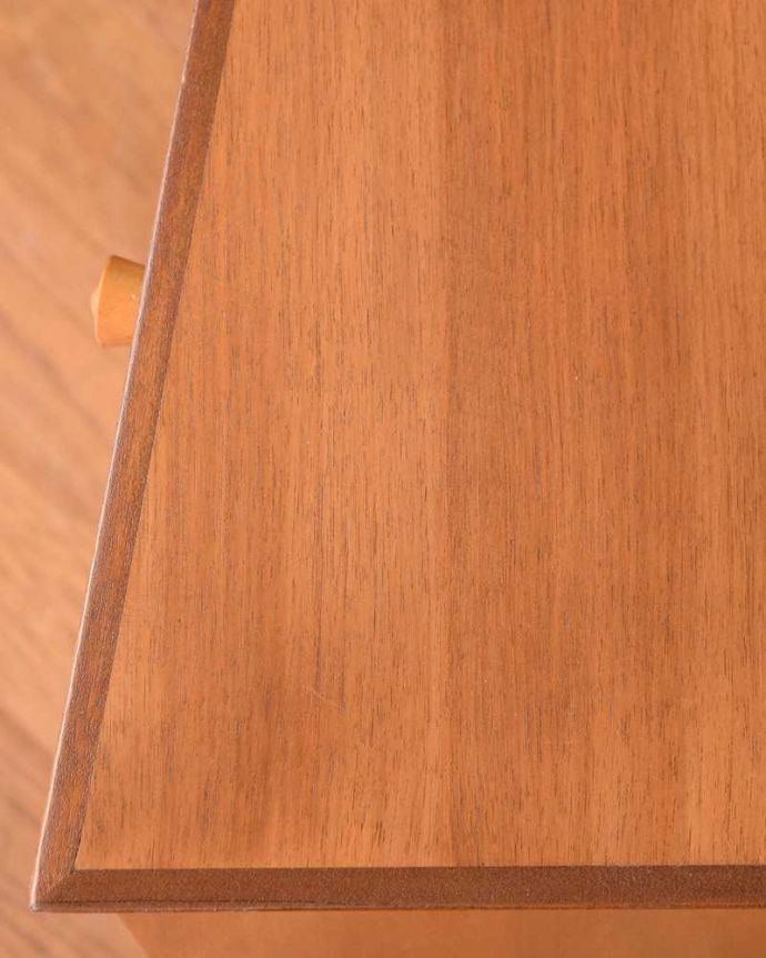 アンティークのドレッサー アンティーク家具 北欧スタイルのヴィンテージ家具、引き出しがたっぷり付いたドレッサー (ドレッシングチェスト)。天板の塗装もキレイに仕上げましたヴィンテージの家具は新品ではないのでキズや汚れはありますが、デスクとしても使えるように天板もしっかりキレイに修復しました。(x-1195-f)