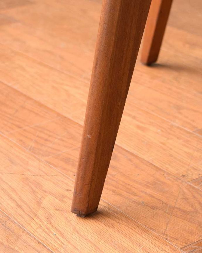 アンティークのドレッサー アンティーク家具 北欧スタイルのヴィンテージ家具、引き出しがたっぷり付いたドレッサー (ドレッシングチェスト)。 女性1人でラクラク運べちゃう仕掛けHandleのアンティークは、脚の裏にフェルトキーパーをお付けしています。(x-1195-f)