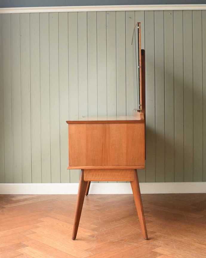 アンティークのドレッサー アンティーク家具 北欧スタイルのヴィンテージ家具、引き出しがたっぷり付いたドレッサー (ドレッシングチェスト)。横から見てもカッコいい北欧スタイルの家具は横から見てもクール。(x-1195-f)