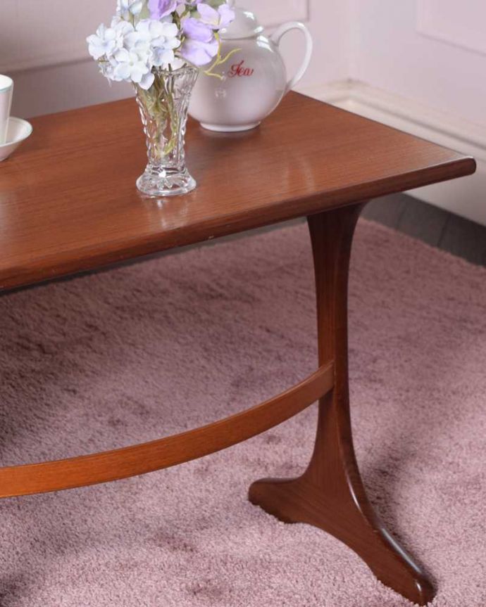 G-PLAN(Gプラン)　アンティーク家具　３つのテーブルがセットで届く！G-PLANのアンティークネストテーブル。クールに決まるスッキリデザイン。(x-1196-f)