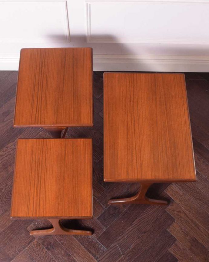 G-PLAN(Gプラン)　アンティーク家具　３つのテーブルがセットで届く！G-PLANのアンティークネストテーブル。3つを並べて上から見てみましょうHandleではアンティーク家具専門の職人が見えない場所にもこだわっています。(x-1196-f)