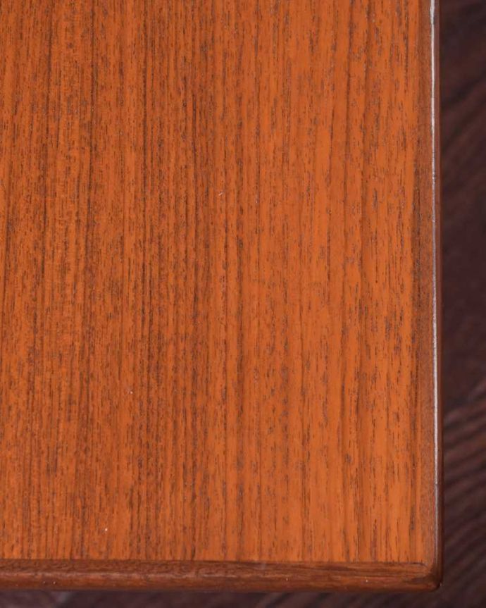 G-PLAN(Gプラン)　アンティーク家具　３つのテーブルがセットで届く！G-PLANのアンティークネストテーブル。近くで見てみると･･･修復の際、塗装も一度剥離してキレイに修復しているのでピッカピカです。(x-1196-f)