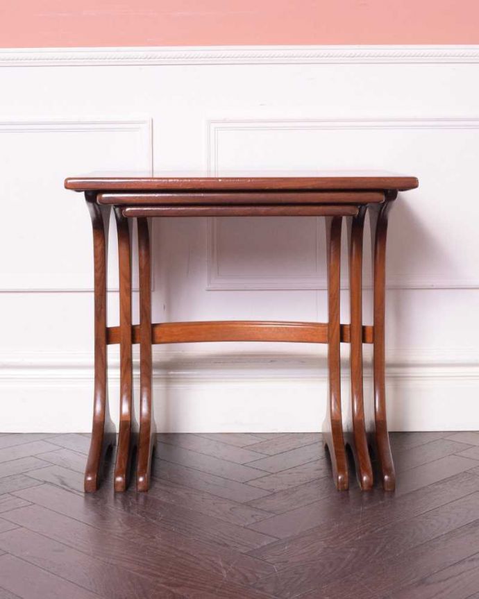 G-PLAN(Gプラン)　アンティーク家具　３つのテーブルがセットで届く！G-PLANのアンティークネストテーブル。横から見てみると･･･3つがキレイに重なって、さらにスッキリとカッコイイ姿。(x-1196-f)