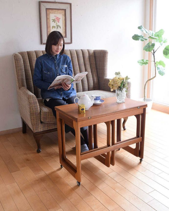 アンティークのテーブル　アンティーク家具　ビンテージ家具のセンターテーブル、マッキントッシュのネストテーブル。カッコいいテーブルが3つ揃ったネストテーブル同じデザインのテーブルが3つ揃って一つになったアンティークのネストテーブル。(x-1197-f)