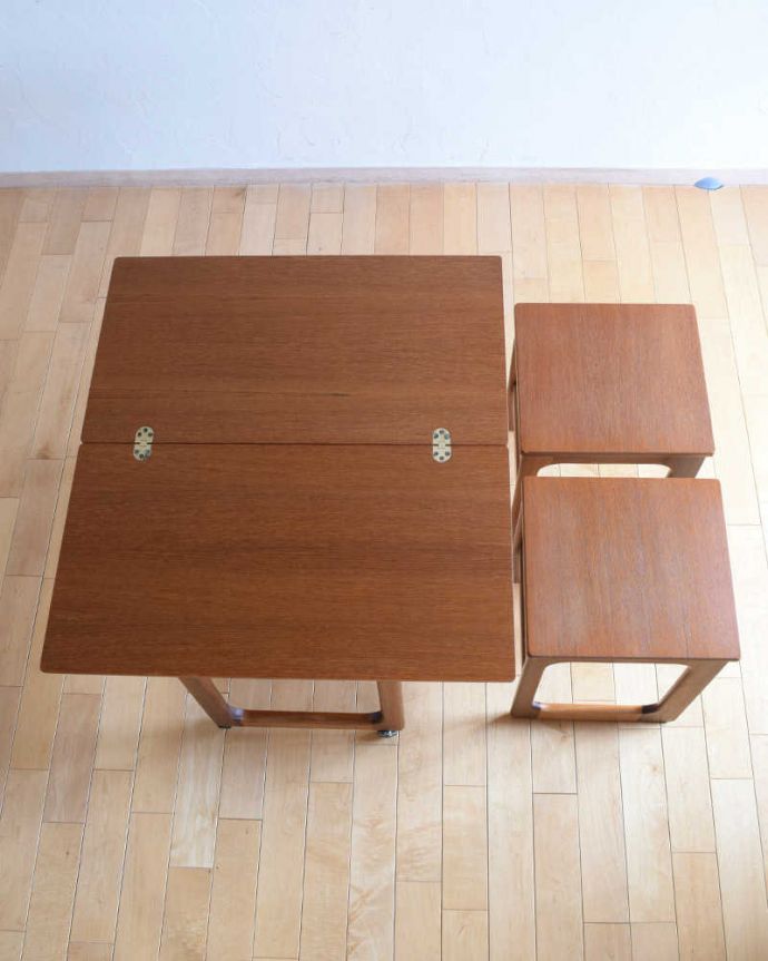 アンティークのテーブル　アンティーク家具　ビンテージ家具のセンターテーブル、マッキントッシュのネストテーブル。キレイに修復した天板を上から見てみると･･･Handleではアンティーク家具専門の職人がキレイに修復しています。(x-1197-f)