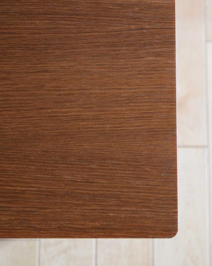 アンティークのテーブル　アンティーク家具　ビンテージ家具のセンターテーブル、マッキントッシュのネストテーブル。近くで見てみると･･･修復の際、塗装も一度剥離してキレイに修復しているのでピッカピカです。(x-1197-f)