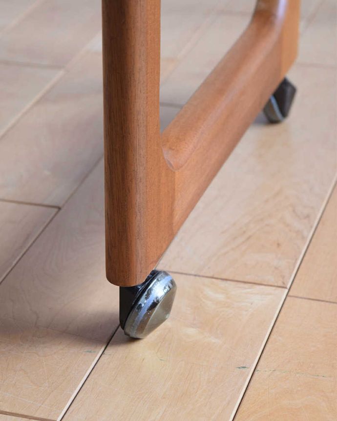 アンティークのテーブル　アンティーク家具　ビンテージ家具のセンターテーブル、マッキントッシュのネストテーブル。女性1人でラクラク運べちゃうんですキャスター付きの脚。(x-1197-f)