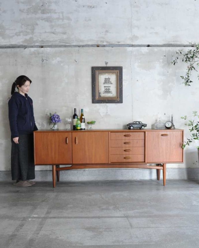 G-PLAN(Gプラン)　アンティーク家具　テレビボードにおススメの北欧スタイルのヴィンテージ家具、G-PLANのサイドボード 。人気のヒミツは北欧スタイルのデザインやっぱりスッキリとカッコイイ北欧デザインが人気のサイドボード。(x-1198-f)