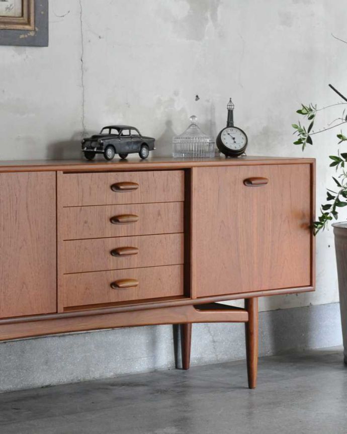 G-PLAN(Gプラン)　アンティーク家具　テレビボードにおススメの北欧スタイルのヴィンテージ家具、G-PLANのサイドボード 。ヴィンテージ家具らしいあたたかさ。(x-1198-f)