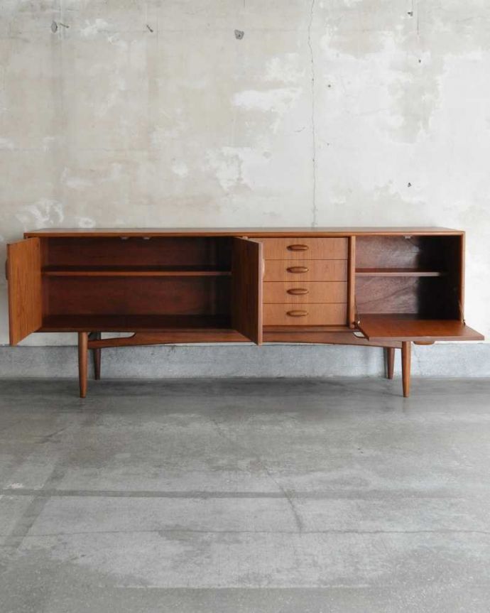 G-PLAN(Gプラン)　アンティーク家具　テレビボードにおススメの北欧スタイルのヴィンテージ家具、G-PLANのサイドボード 。扉の奥はたっぷり収納扉を開けると、中にはたっぷりの収納。(x-1198-f)