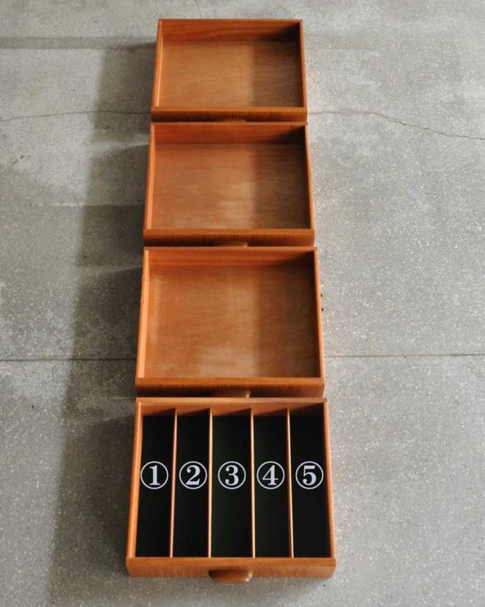 G-PLAN(Gプラン)　アンティーク家具　テレビボードにおススメの北欧スタイルのヴィンテージ家具、G-PLANのサイドボード 。キレイにお直ししました引き出しの中も修復の際、専門の職人がキレイにしました。(x-1198-f)