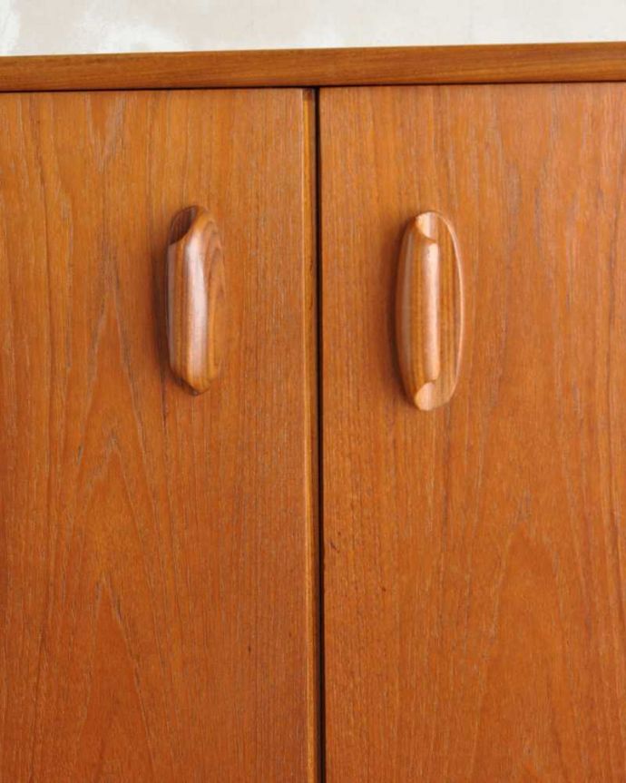 G-PLAN(Gプラン)　アンティーク家具　テレビボードにおススメの北欧スタイルのヴィンテージ家具、G-PLANのサイドボード 。扉の木目があたたかさを演出クールなデザインなのに、なんだかほっとするあたたかさ。(x-1198-f)