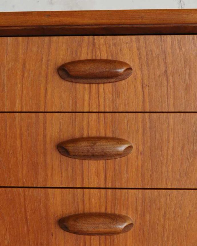 G-PLAN(Gプラン)　アンティーク家具　テレビボードにおススメの北欧スタイルのヴィンテージ家具、G-PLANのサイドボード 。デザインの一部になっている取っ手取っ手のデザインもシンプルかつ機能的に。(x-1198-f)