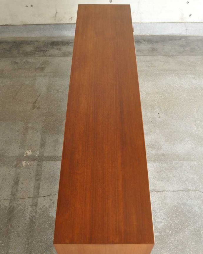 G-PLAN(Gプラン)　アンティーク家具　テレビボードにおススメの北欧スタイルのヴィンテージ家具、G-PLANのサイドボード 。天板の塗装もキレイに仕上げましたヴィンテージの家具は修復方法が様々。(x-1198-f)