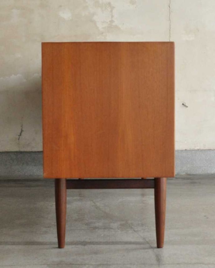 G-PLAN(Gプラン)　アンティーク家具　テレビボードにおススメの北欧スタイルのヴィンテージ家具、G-PLANのサイドボード 。横から見てもスッキリどこから見てもスッキリとしてステキなヴィンテージ。(x-1198-f)