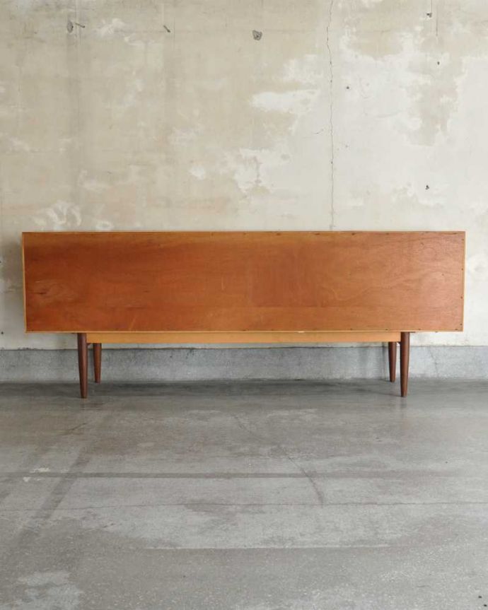 G-PLAN(Gプラン)　アンティーク家具　テレビボードにおススメの北欧スタイルのヴィンテージ家具、G-PLANのサイドボード 。もちろん後ろ姿もキレイですビンテージは新品ではないので、もちろん経年変化によるキズはあります。(x-1198-f)